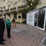 La hija de Chabuca Granda, Teresa Fuller Granda, observa la exposición junto al alcalde de Miraflores, Luis Molina Arles.
